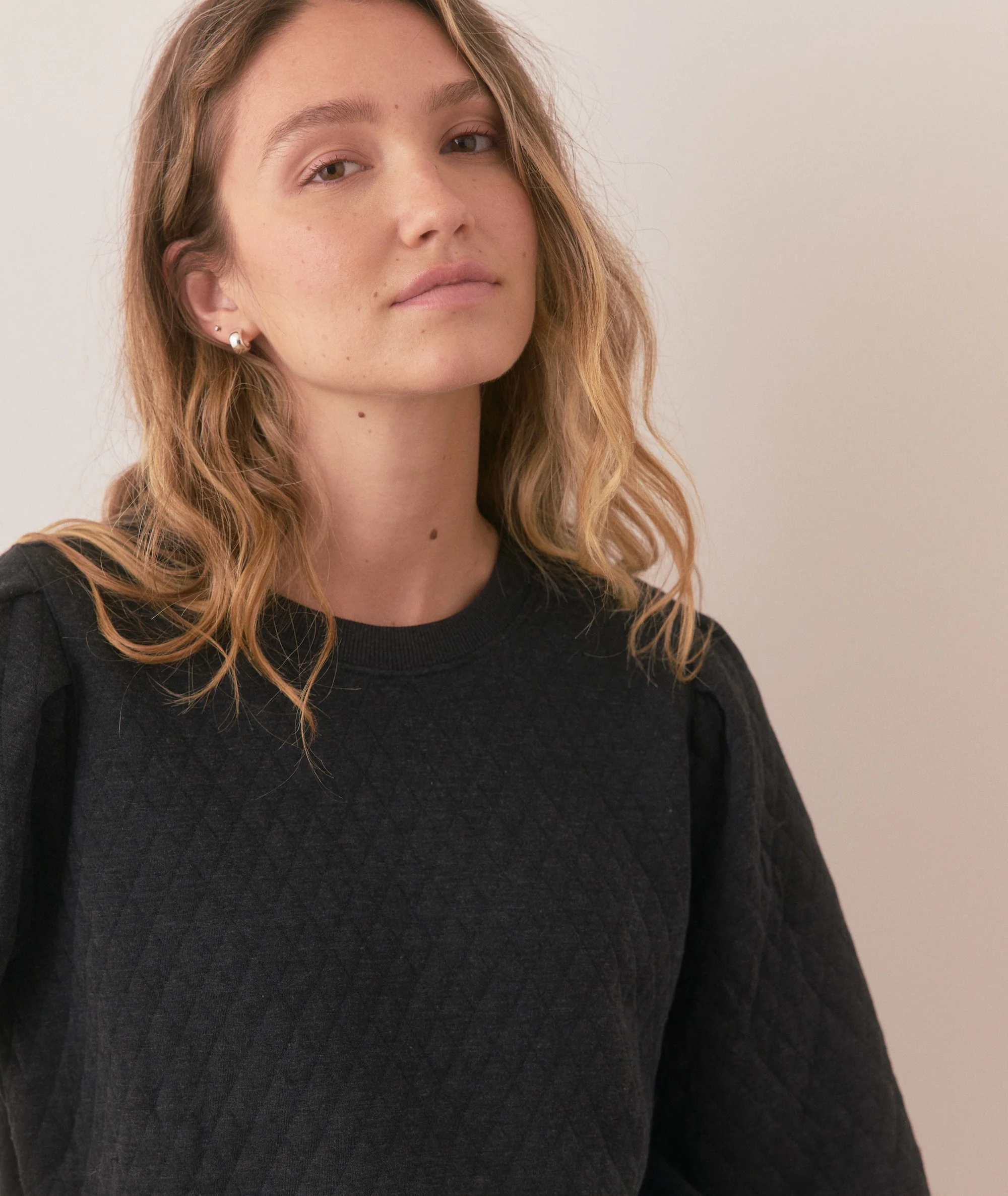 Women's Corbet Quilted Puff Sleeve Crewneck in Charcoal - Image 4